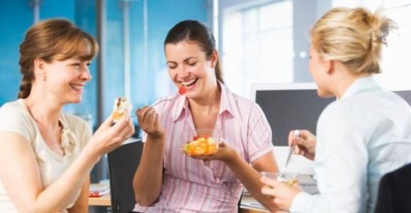 Déjeuner trop souvent au bureau fait grossir