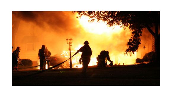 Emeutes en Grande-Bretagne : David Cameron et les réseaux sociaux critiqués