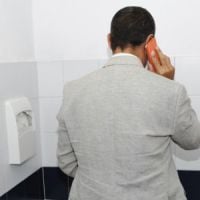 Dormir, téléphoner, pleurer, que faites-vous dans les toilettes du bureau ? 