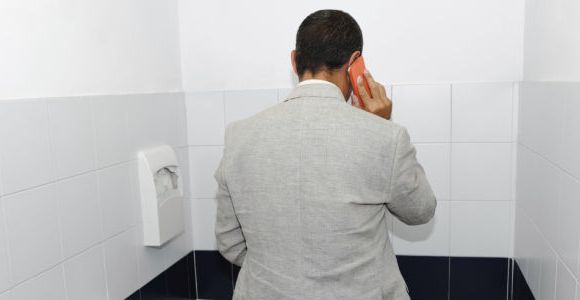 Dormir, téléphoner, pleurer, que faites-vous dans les toilettes du bureau ? 