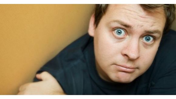10 questions gênantes que les hommes RÊVENT de poser aux femmes (et leurs réponses)