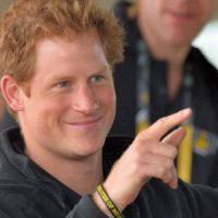 Le prince Harry fume le narguilé et fait polémique