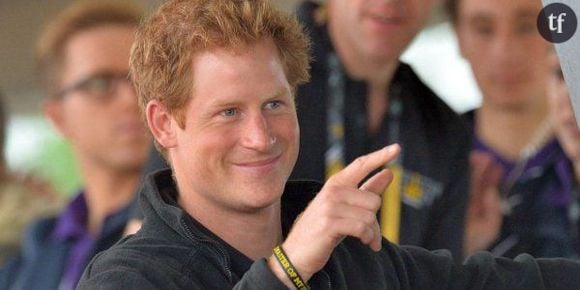 Le prince Harry fume le narguilé et fait polémique