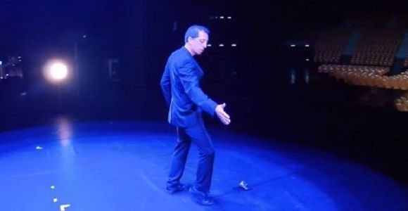 Gad Elmaleh rend hommage à Christine and the Queens - vidéo