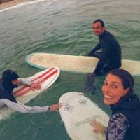 Laury Thilleman : elle surfe avec un drôle de compagnon