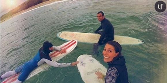 Laury Thilleman : elle surfe avec un drôle de compagnon