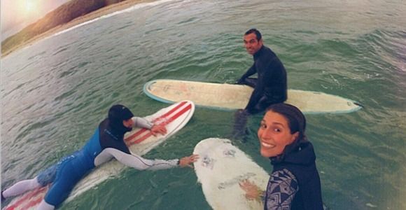 Laury Thilleman : elle surfe avec un drôle de compagnon