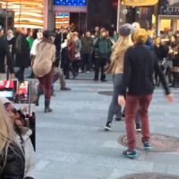 Demande en mariage : il organise un flashmob dans les rues de New York (vidéo)