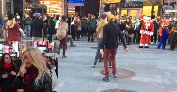 Demande en mariage : il organise un flashmob dans les rues de New York (vidéo)