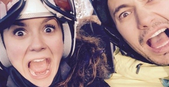 Nina Dobrev : elle s'éclate à la montagne avec sa famille (photos)