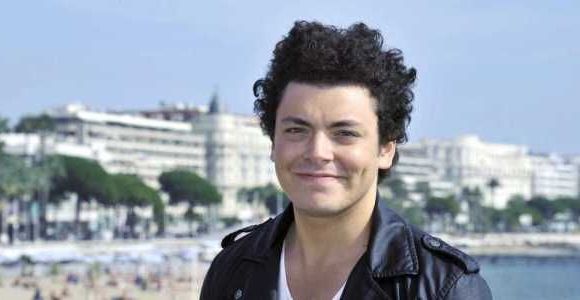 Kev Adams : un humoriste avec le cœur sur la main