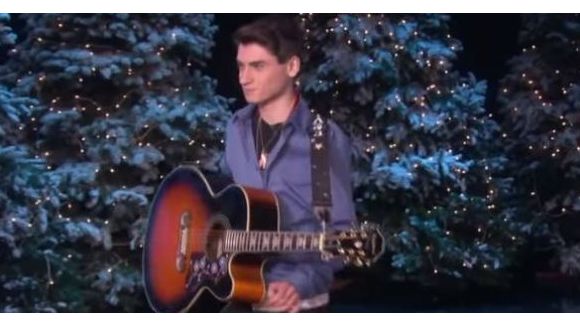The Voice 2015 : David Thibault, un fan d’Elvis futur gagnant ? (Vidéo)