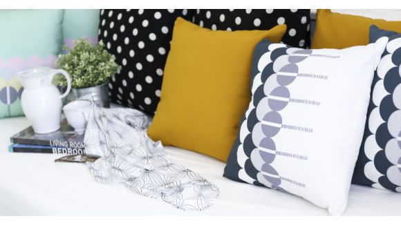 Une sélection de coussins originaux pour habiller son canapé