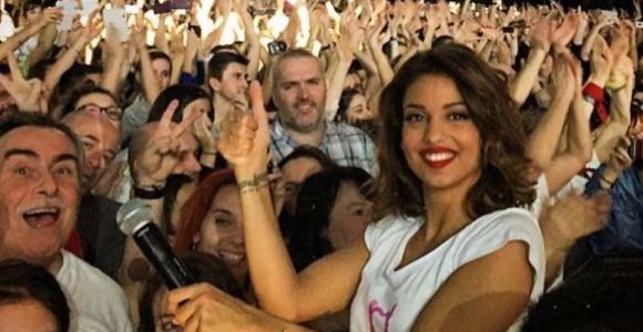 Enfoirés 2015 : Tal prend des selfies avec ses fans