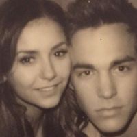 Nina Dobrev : très proche de Chris Wood torse nu (photo)