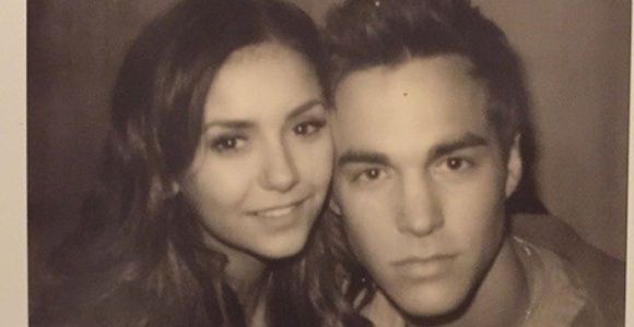 Nina Dobrev : très proche de Chris Wood torse nu (photo)