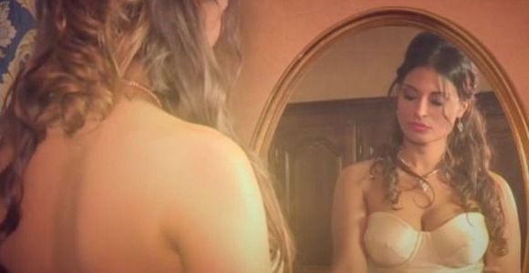 Saint -Valentin 2015 : une ancienne candidate du Bachelor très sexy