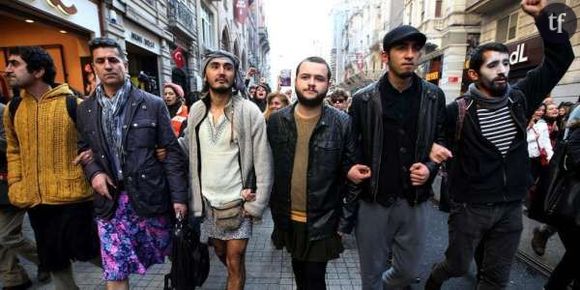 Turquie : des hommes en jupe contre les violences sexistes