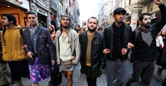 Turquie : des hommes en jupe contre les violences sexistes