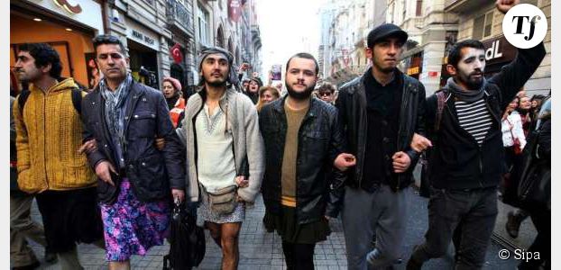 Turquie : des hommes en jupe contre les violences sexistes