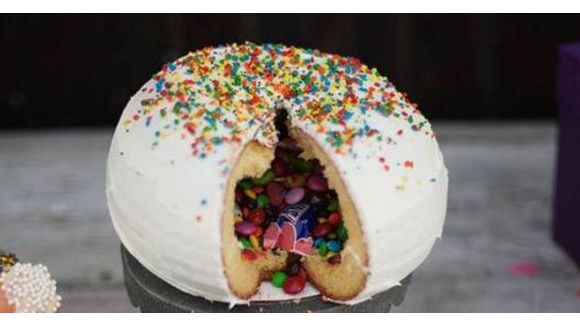 Piñata cake : recettes et astuces pour faire un  gâteau surprise avec cœur de bonbons