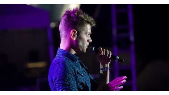 Keen'V : un émouvant hommage à une fan décédée dans un accident de voiture 