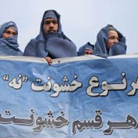 Afghanistan : des hommes défilent en burqa à Kaboul