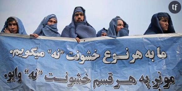 Afghanistan : des hommes défilent en burqa à Kaboul