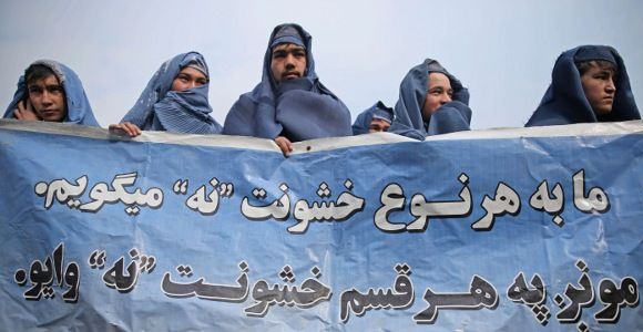 Afghanistan : des hommes défilent en burqa à Kaboul