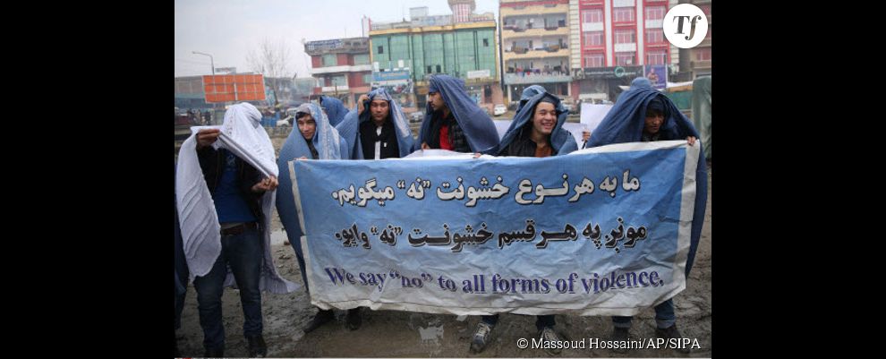 Des hommes défilant en burqa dans les rues de Kaboul le 5 mars 2015.