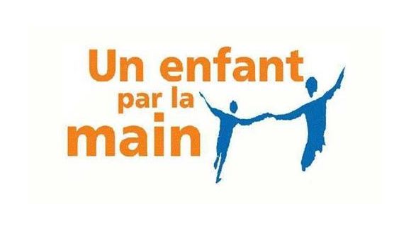 Un Enfant Par La Main