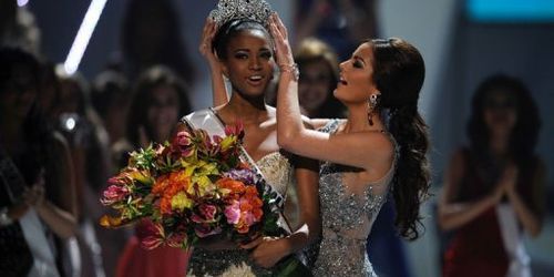 Miss Angola élue Miss Univers devant Laury Thilleman