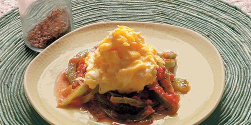 Œufs brouillés aux poivrons et aux tomates