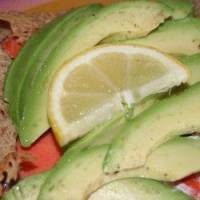 Galettes de sarrasin avec salade de tomates et avocat