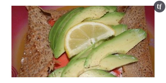 Galettes de sarrasin avec salade de tomates et avocat