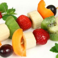 Brochettes de fruits à la menthe