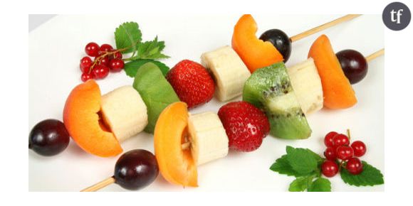 Brochettes de fruits à la menthe