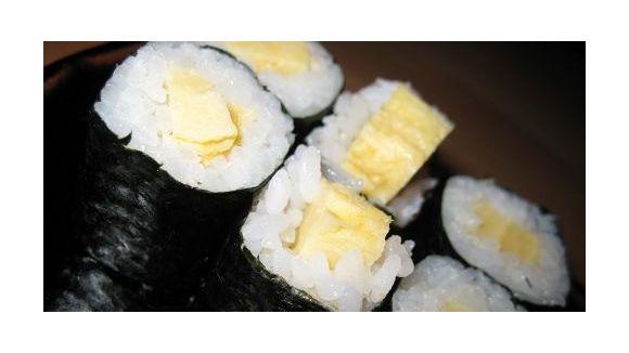 Makis à l'omelette et au sésame noir