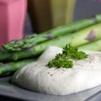 Cuisiner les légumes de saison : asperges sauce fraîcheur