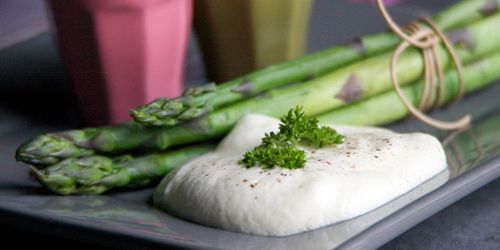 Cuisiner les légumes de saison : asperges sauce fraîcheur