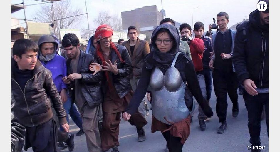 Kubra Khademi défilant dans les rues de Kaboul le 26 février 2015. 
