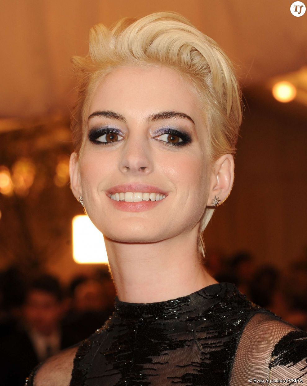 Anne Hathaway blonde au gala du Met en 2013