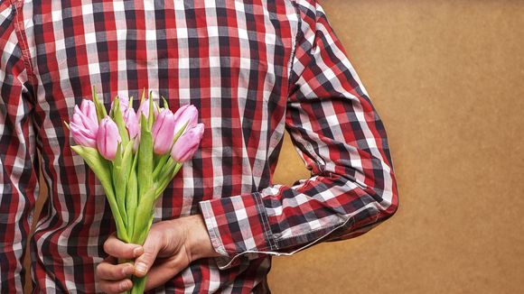 Les hommes tomberaient plus souvent amoureux que les femmes (en fait)