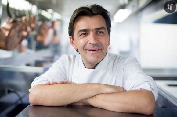 Yannick Alléno posant dans les cuisines du Pavillon Ledoyen.