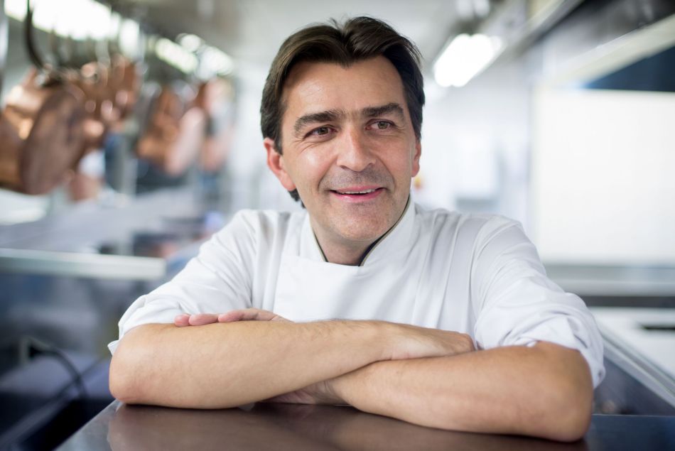 Yannick Alléno posant dans les cuisines du Pavillon Ledoyen.