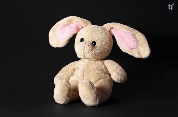 Too Much Love : lapin en peluche avant