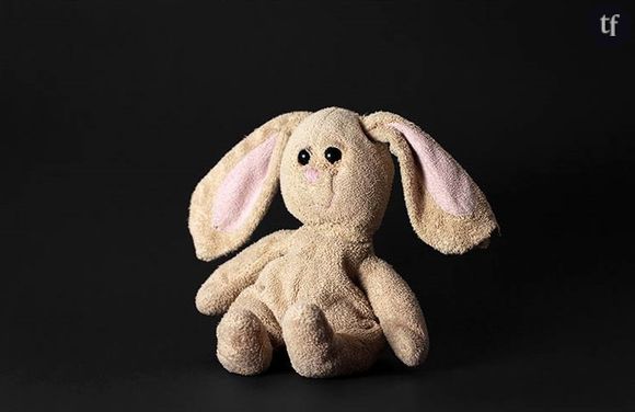 Too Much Love : lapin en peluche après