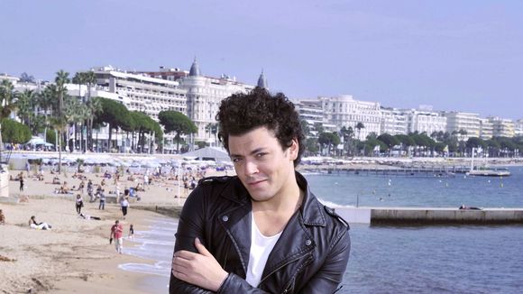 Kev Adams tiendra le rôle principal dans Amis Publics n°1 au cinéma