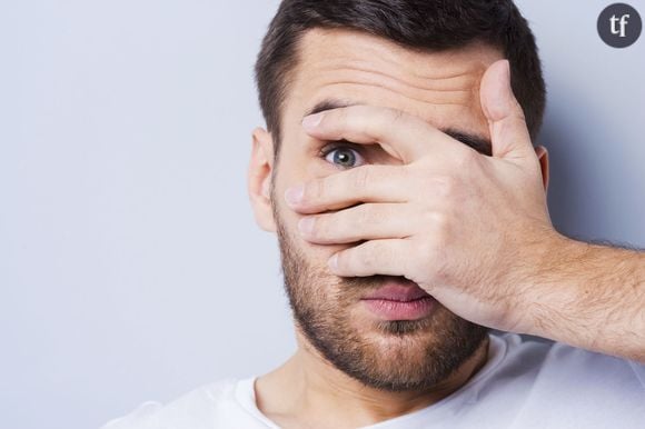 La barbe, les yeux bleux, le regard mystérieux... Oui mais non.