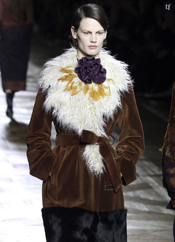 Saskia de Brauw défile pour la collection Automne-Hiver 2015-2016 Dries Van Noten lors de la fashion week à Paris, le 4 mars 2015.